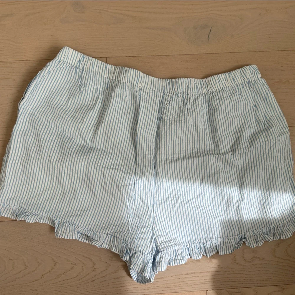 And now this Seersucker blue and white stripe ruffle trim shorts - Picture 3 of 6